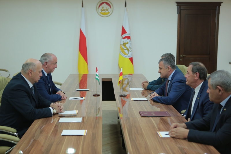 1. Встреча с Министром по чрезвычайным ситуациям Республики Абхазия Львом Квициния