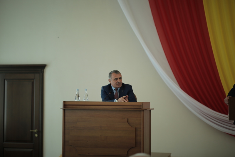 2. Анатолий Бибилов принял участие в работе последней сессии Парламента Республики Южная Осетия VI созыва