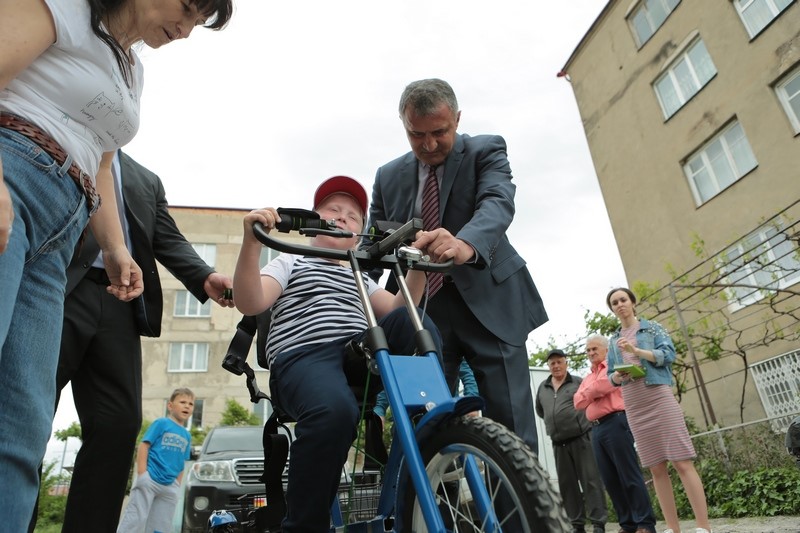 2. Анатолий Бибилов подарил инвалидную велоколяску 8-летнему Мурату Плиеву