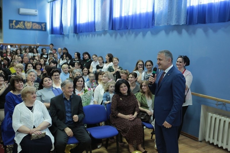3. Анатолий Бибилов поздравил выпускников с окончанием школы
