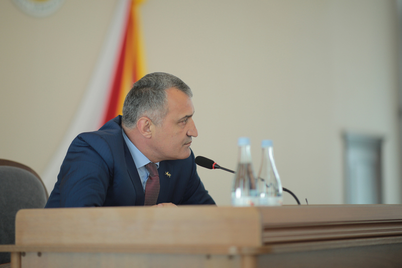 4. Анатолий Бибилов принял участие в работе последней сессии Парламента Республики Южная Осетия VI созыва