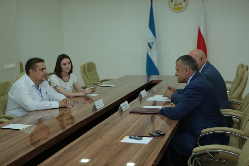 1. Встреча с членом Комиссии по народонаселению Национальной Ассамблеи Республики Никарагуа Мельвином Агурсией