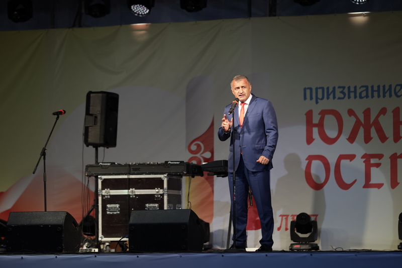 1. Анатолий Бибилов посетил праздничный концерт «Песни, рожденные свободой»