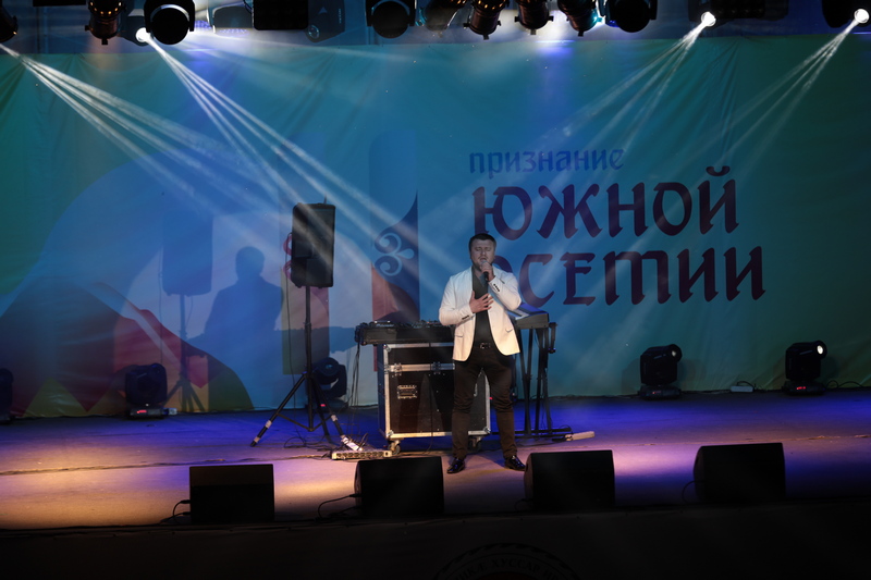 4. Анатолий Бибилов посетил праздничный концерт «Песни, рожденные свободой»
