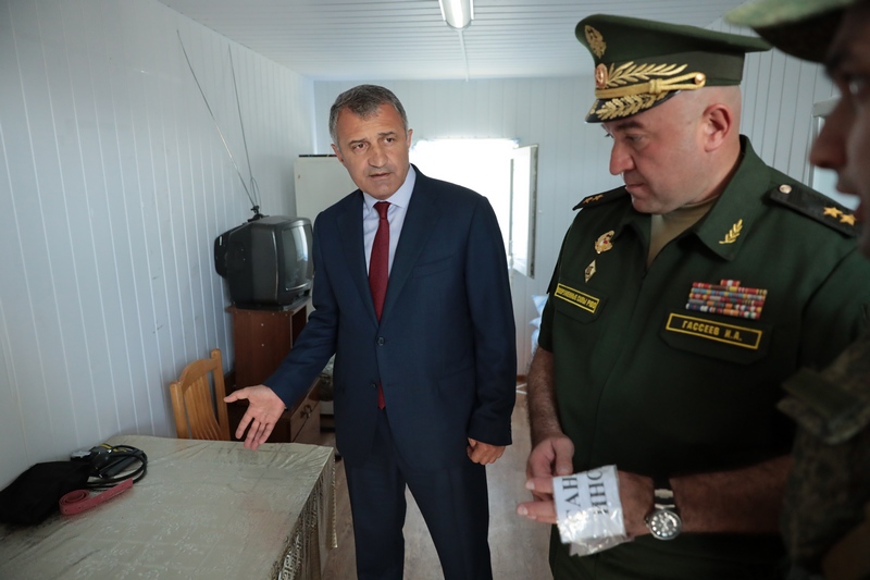 7. Анатолий Бибилов посетил учения Министерства обороны с участием резервистов и российских военных