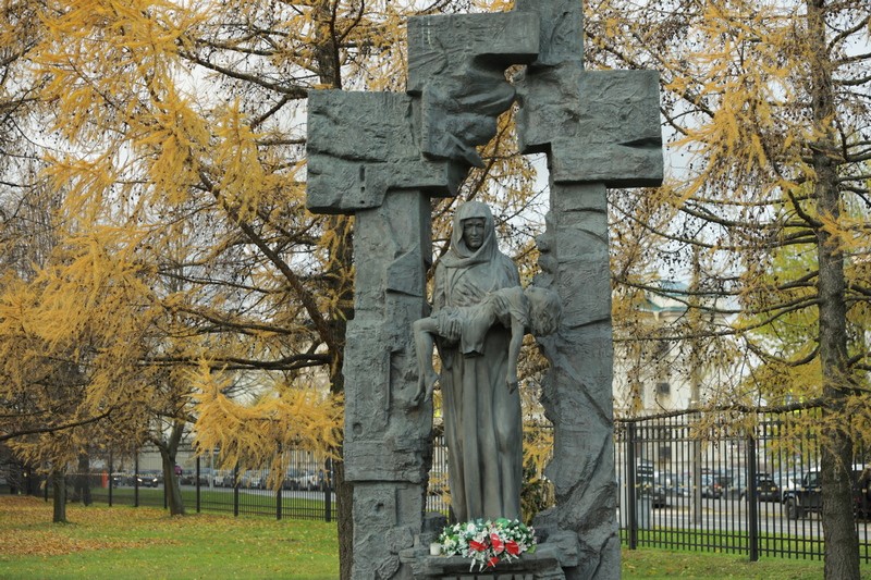 1. Анатолий Бибилов возложил цветы к Монументу жертвам Беслана в Санкт-Петербурге