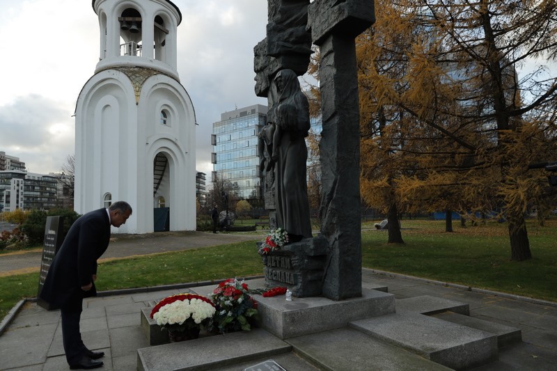 2. Анатолий Бибилов возложил цветы к Монументу жертвам Беслана в Санкт-Петербурге