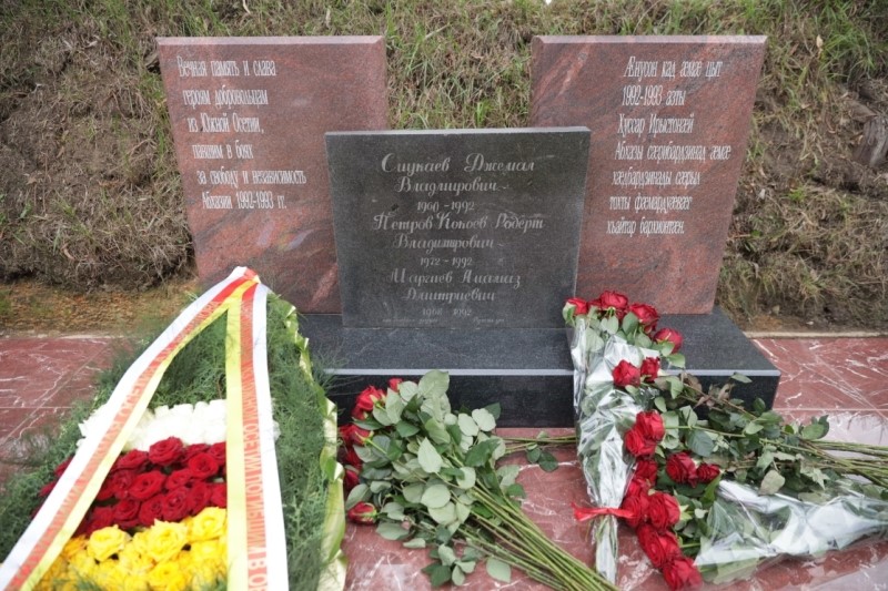 2. Анатолий Бибилов почтил память героев-добровольцев из Южной Осетии, павших за свободу и независимость Абхазии
