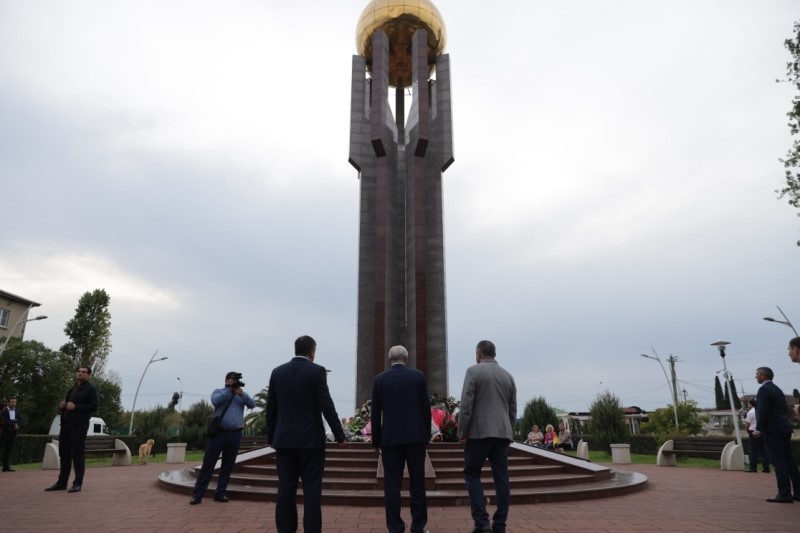 4. Анатолий Бибилов почтил память героев-добровольцев из Южной Осетии, павших за свободу и независимость Абхазии