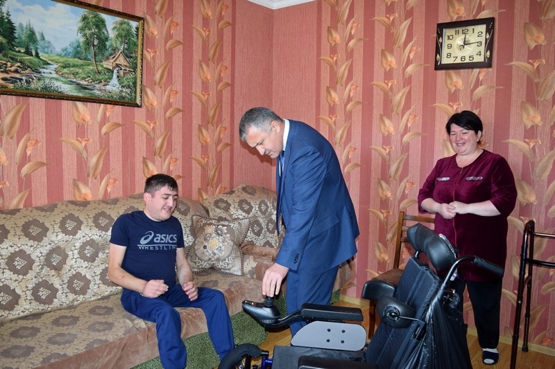2. Анатолий Бибилов поддержал людей с ограниченными возможностями здоровья