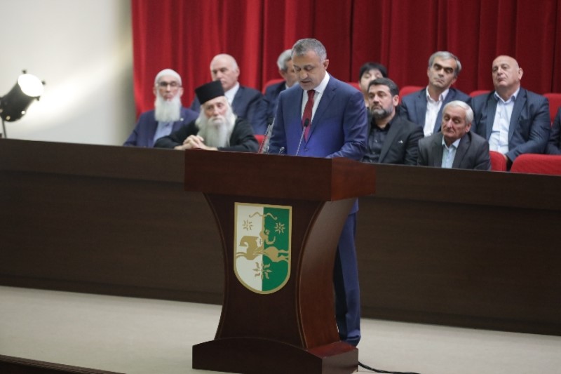 1. Анатолий Бибилов принял участие в церемонии вступления в должность Президента Абхазии Рауля Хаджимба