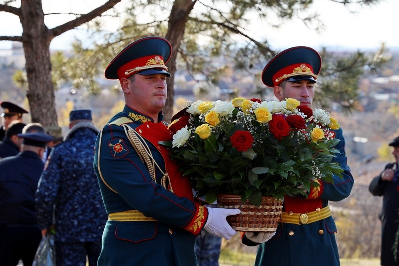 Анатолий Бибилов возложил цветы к мемориалу мужества и народного единства