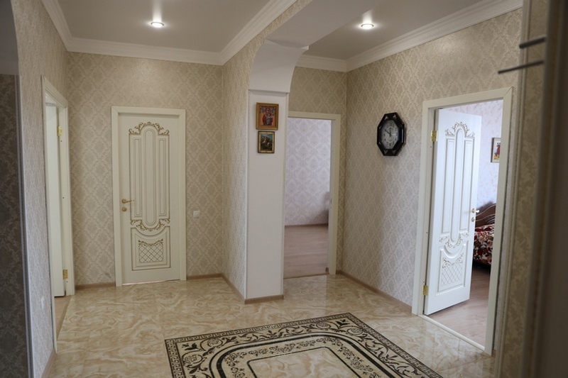 4. Анатолий Бибилов осмотрел муниципальные квартиры, восстановленные за счет бюджетных средств