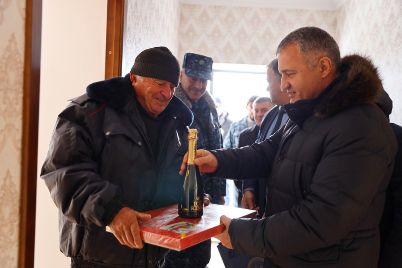3. Анатолий Бибилов вручил ключи владельцам новых домов в Дзауском районе