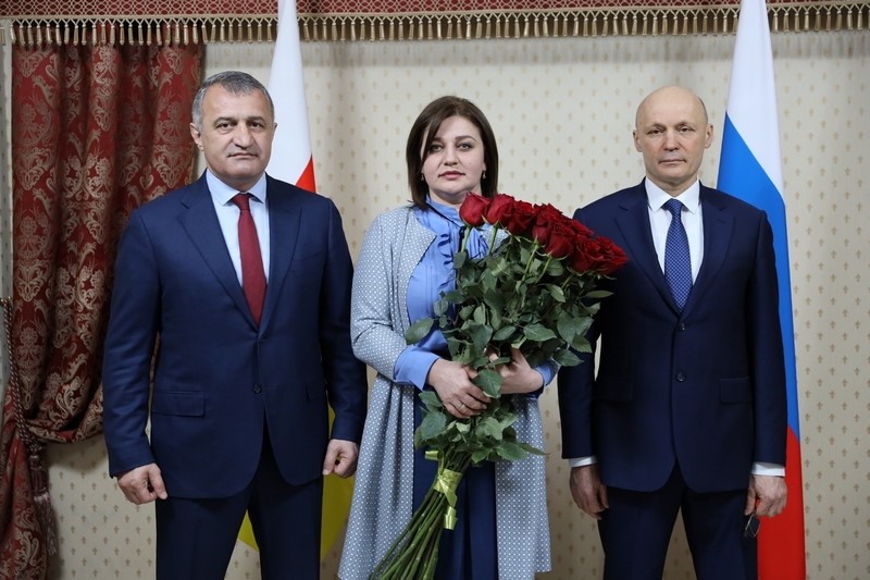 2. Владимир Путин и Михаил Мишустин поздравили Линду Кумаритову с Международным женским днем