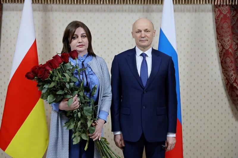 3. Владимир Путин и Михаил Мишустин поздравили Линду Кумаритову с Международным женским днем