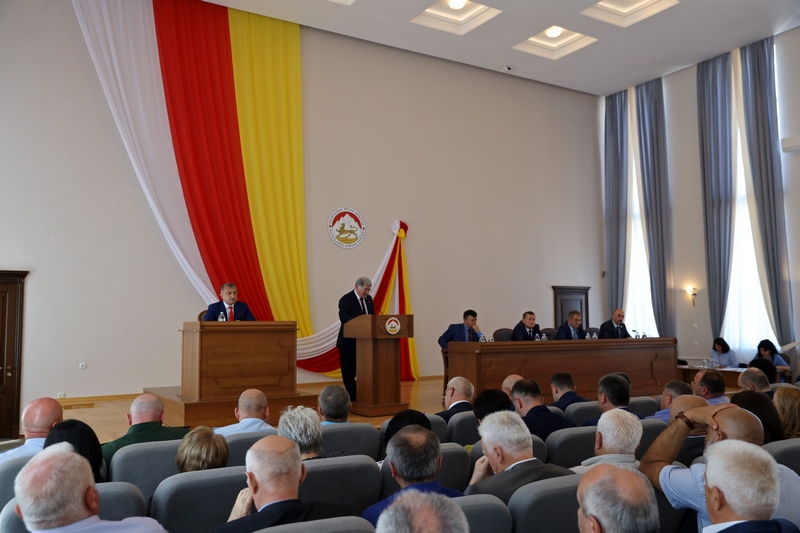 1. Анатолий Бибилов принял участие в работе сессии Парламента Республики Южная Осетия