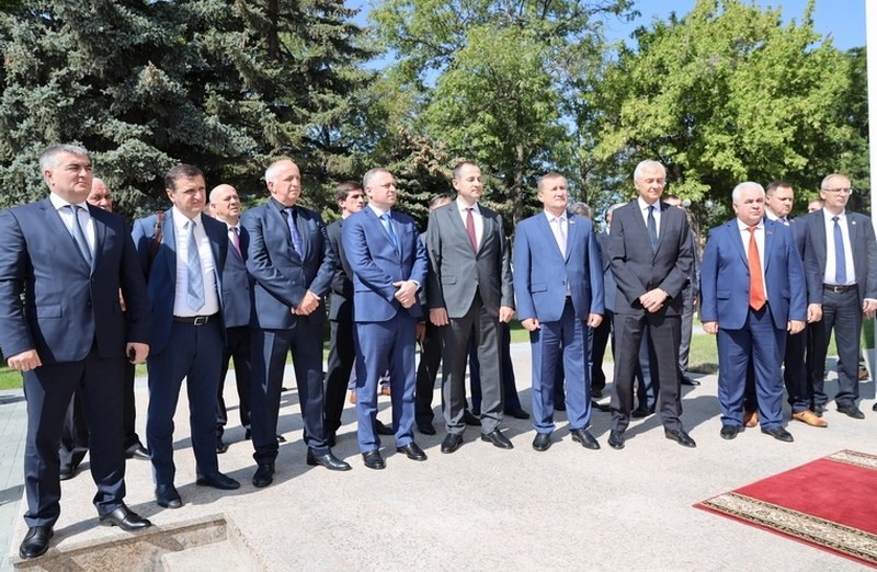 2. Анатолий Бибилов поздравил сотрудников Министерства иностранных дел с переездом в новые помещения