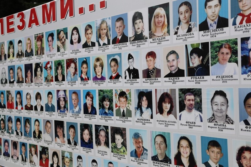 3. Анатолий Бибилов принял участие в памятных мероприятиях, посвященных 16-й годовщине теракта в Беслане