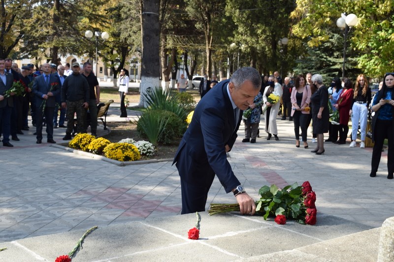 2. Анатолий Бибилов возложил цветы к памятнику Коста Хетагурову