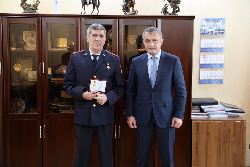 1. Анатолий Бибилов присвоил специальные звания сотрудникам Министерства внутренних дел