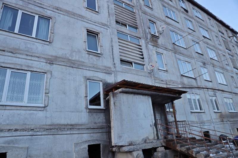 4. Анатолий Бибилов осмотрел аварийный панельный дом в поселке Дзау
