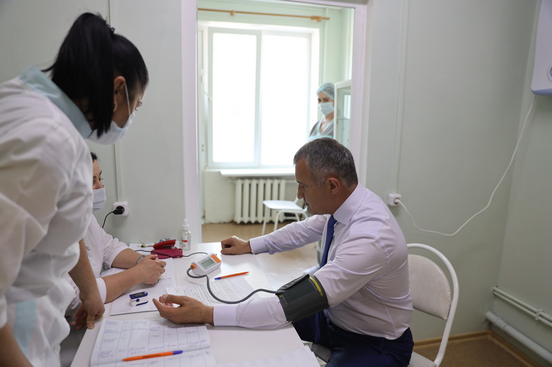 2. Анатолий Бибилов сделал прививку от коронавирусной инфекции