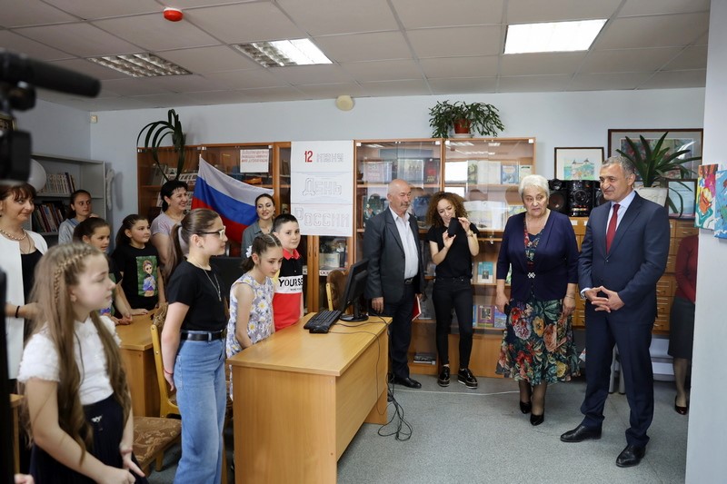 3. Анатолий Бибилов посетил Республиканскую детскую библиотеку