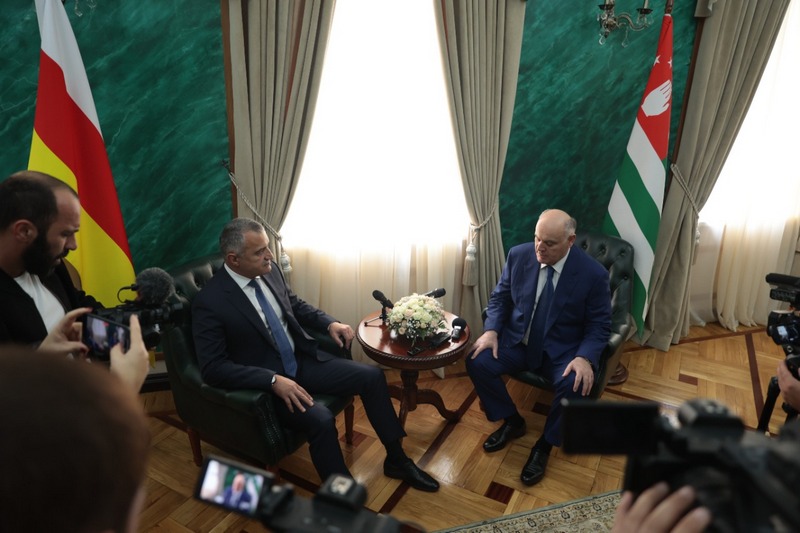 2. Встреча с Президентом Республики Абхазия Асланом Бжания