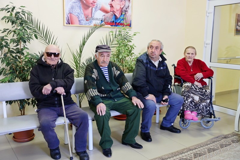 2. Анатолий Бибилов посетил Медико-социальный центр