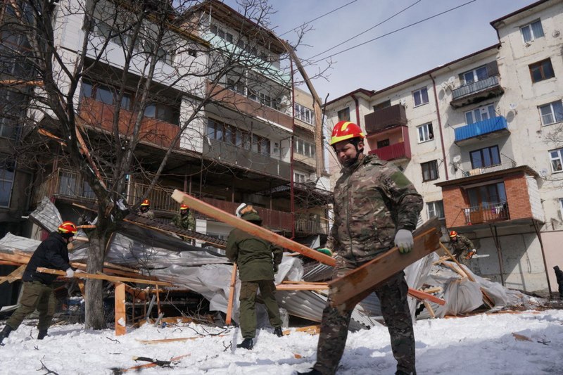 1. Анатолий Бибилов дал поручения по восстановлению крыши дома, поврежденной порывами ветра в Цхинвале