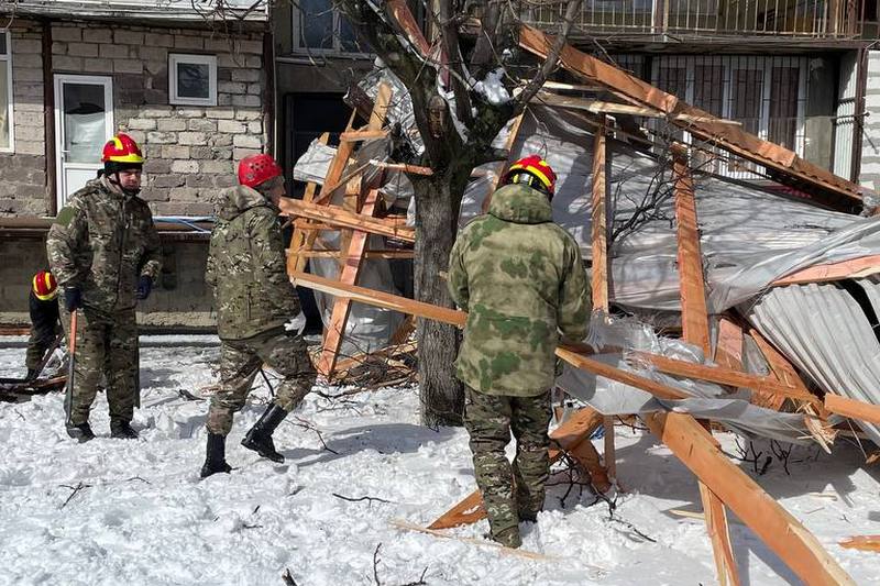 2. Анатолий Бибилов дал поручения по восстановлению крыши дома, поврежденной порывами ветра в Цхинвале