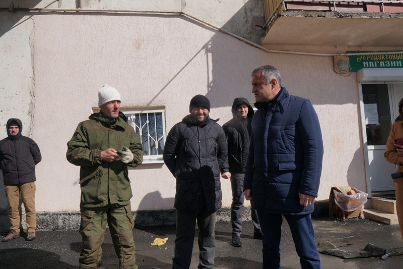 3. Анатолий Бибилов дал поручения по восстановлению крыши дома, поврежденной порывами ветра в Цхинвале