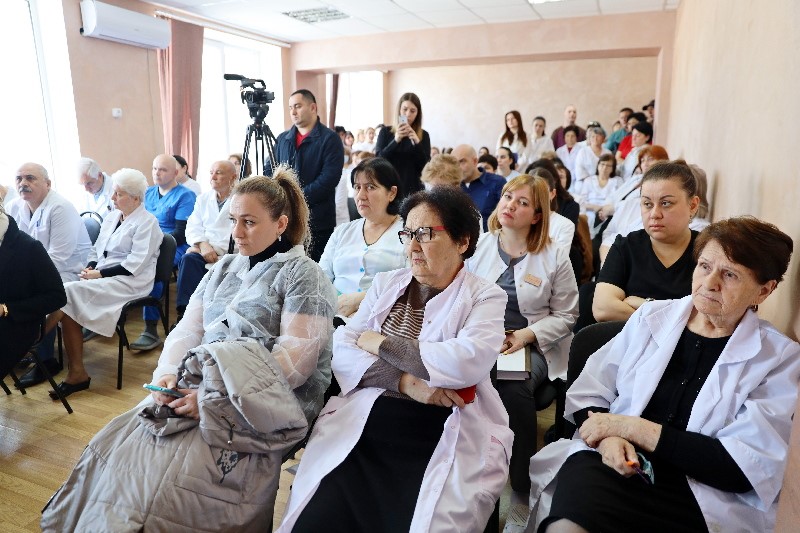 2. Анатолий Бибилов посетил Республиканский многопрофильный медицинский центр