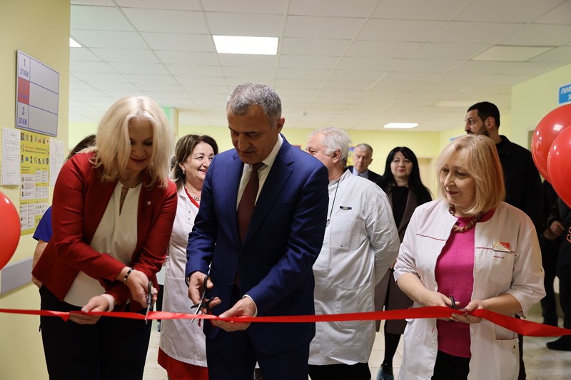 2. Анатолий Бибилов принял участие в церемонии открытия библиотеки в Республиканской детской больнице