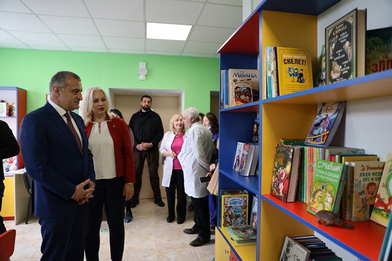 3. Анатолий Бибилов принял участие в церемонии открытия библиотеки в Республиканской детской больнице
