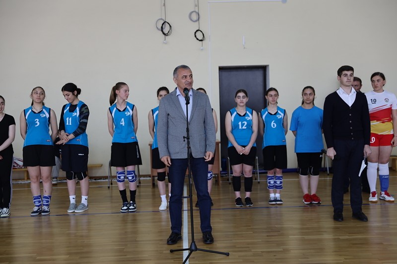 4. Анатолий Бибилов посетил церемонию открытия международного турнира по волейболу