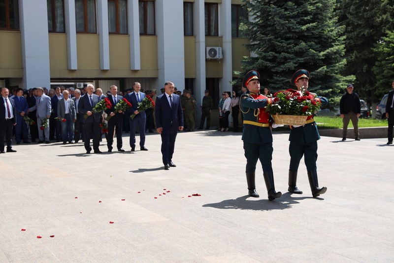 1. Церемония возложения цветов к бюсту первого руководителя Республики Южная Осетия Тореза Кулумбегова