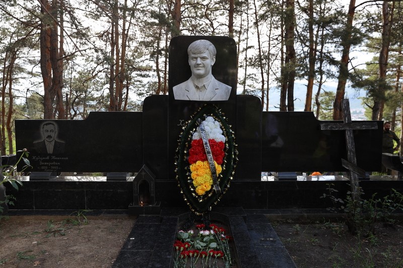1. Алан Гаглоев возложил цветы к памятнику Валерию Хубулову
