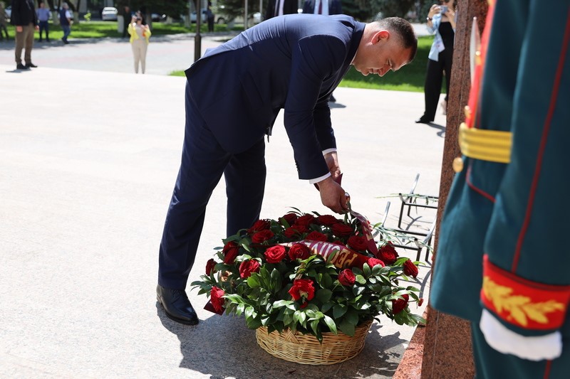 2. Церемония возложения цветов к бюсту выдающегося политического деятеля Тореза Кулумбегова