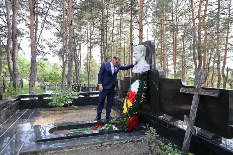 2. Алан Гаглоев возложил цветы к памятнику Валерию Хубулову