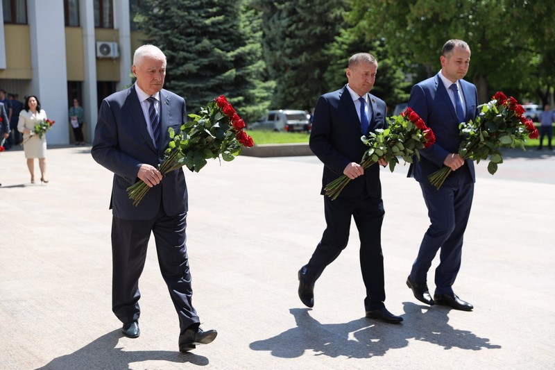 3. Церемония возложения цветов к бюсту первого руководителя Республики Южная Осетия Тореза Кулумбегова