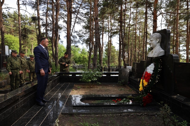 3. Алан Гаглоев возложил цветы к памятнику Валерию Хубулову