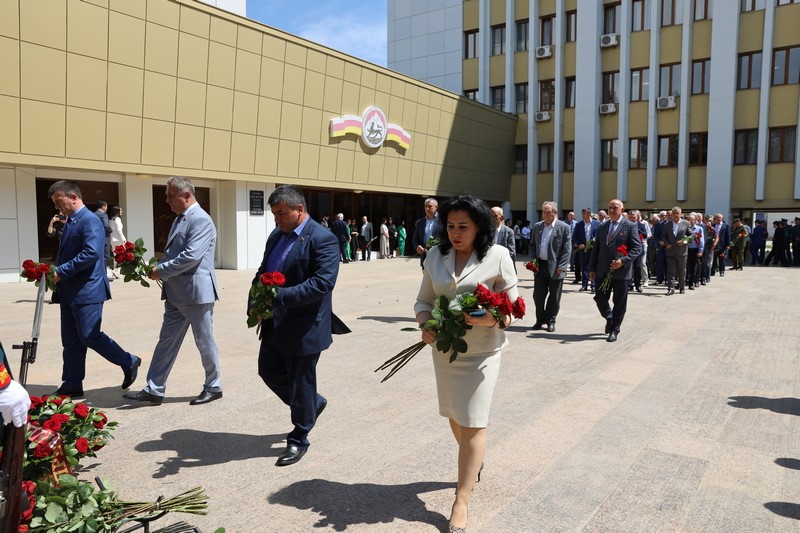 5. Церемония возложения цветов к бюсту первого руководителя Республики Южная Осетия Тореза Кулумбегова