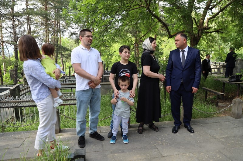 5. Алан Гаглоев возложил цветы к памятнику Валерию Хубулову