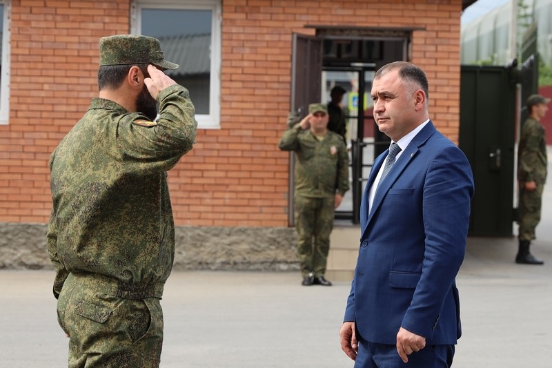 1. Алан Гаглоев посетил военный городок №1 Министерства обороны
