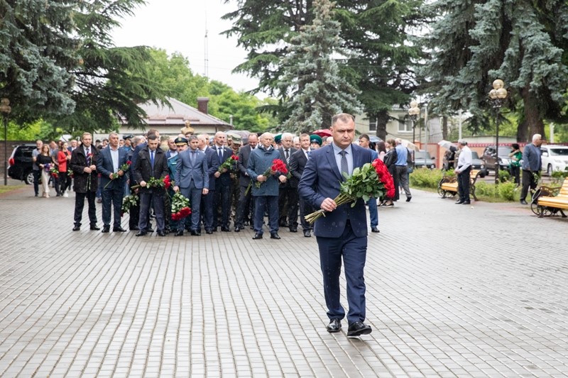 1. Алан Гаглоев почтил память павших в Великой Отечественной войне
