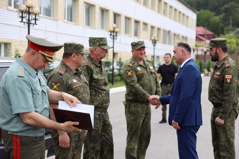 2. Алан Гаглоев посетил военный городок №1 Министерства обороны