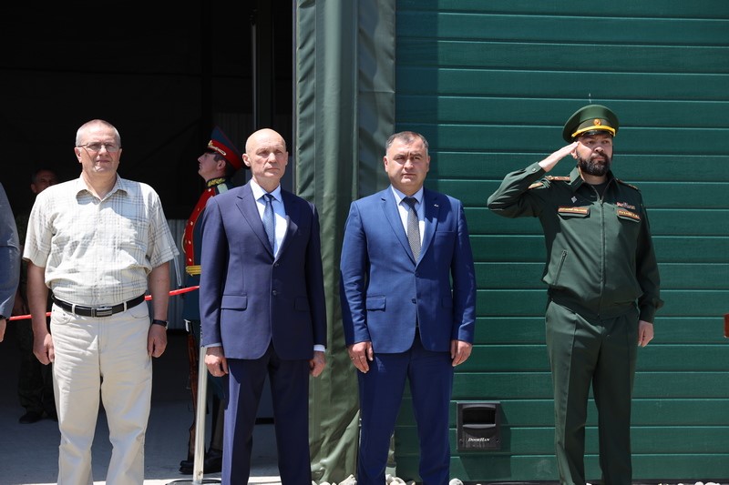 2. Алан Гаглоев принял участие в церемонии передачи военно-технического имущества Республике Южная Осетия