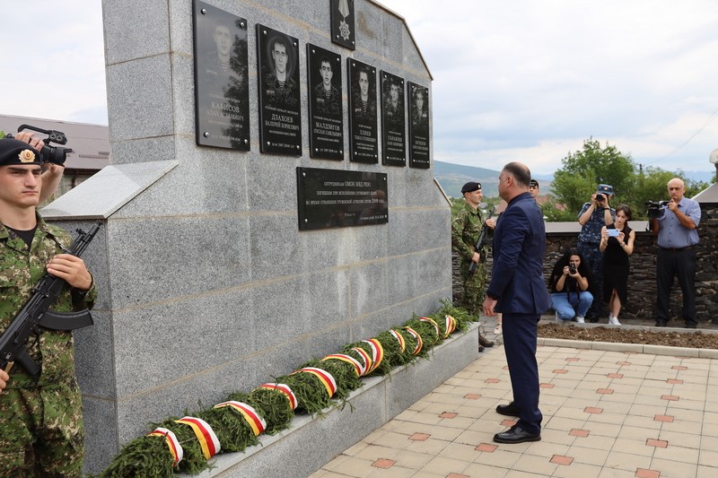 07. Алан Гаглоев почтил память защитников Отечества и мирных жителей, погибших в августовской войне 2008 года